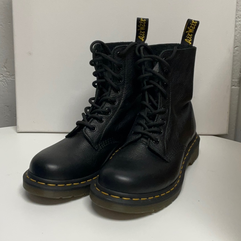 NWOT - Size 8 - Doc Marten’s Pascal Virginia Leather Lace Up Boots